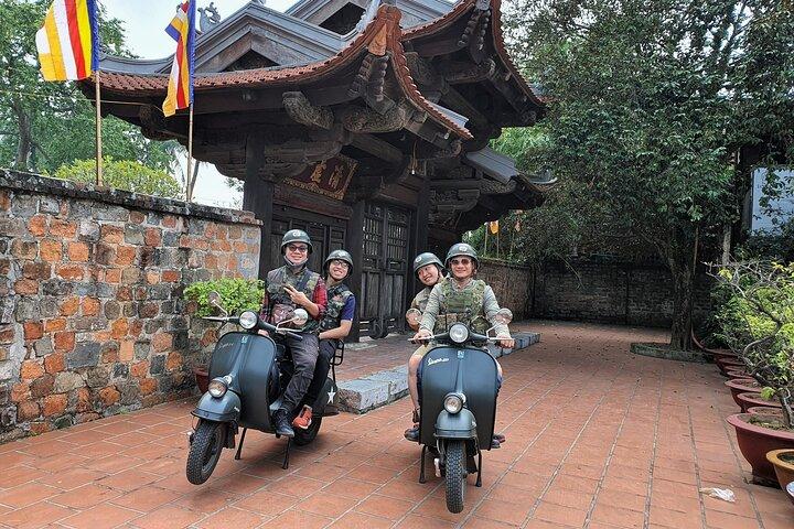 Visites d'une demi-journée en Vespa à Hanoï : cuisine + culture + vue + plaisir sur une Vespa d'époque