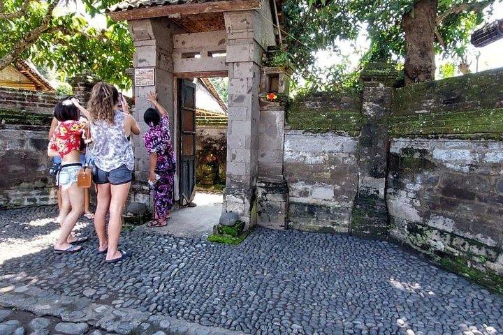Batur Tirta Empul山と観光ツアーを含む終日ウブドビレッジ
