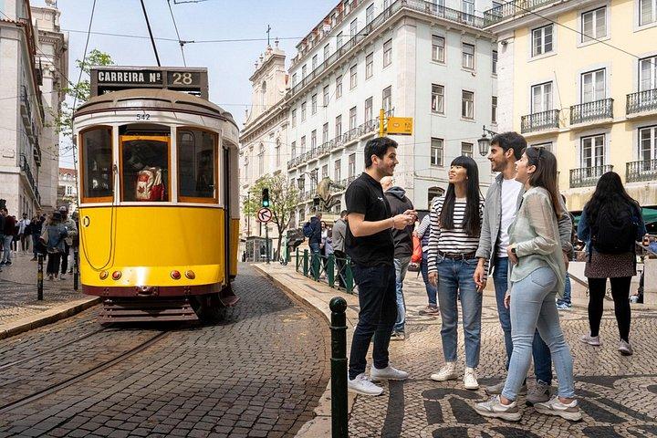 360º Lisbon Small Group: Helicopter Flight, Boat Trip and Walking