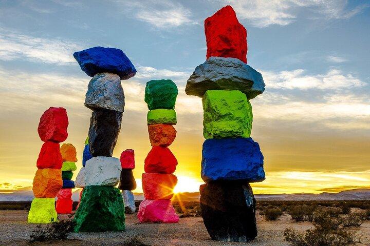 Deserto da Califórnia, Seven Magic Mountains e sinal de Las Vegas
