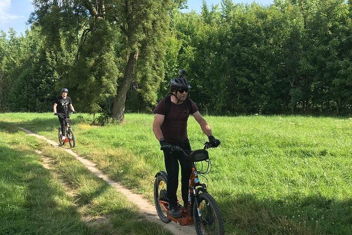 Versailles auf dem Weg der Helden in 2 Elektrorädern