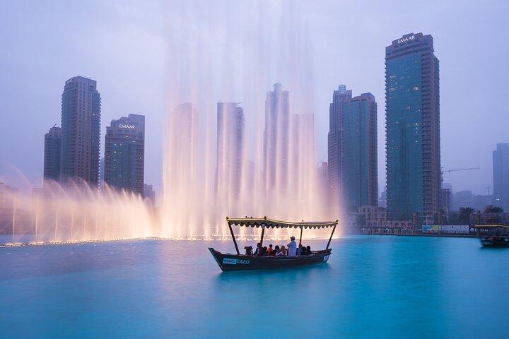 Spectacle de fontaines d'eau de Dubaï et promenade sur le lac à Dubaï avec transfert