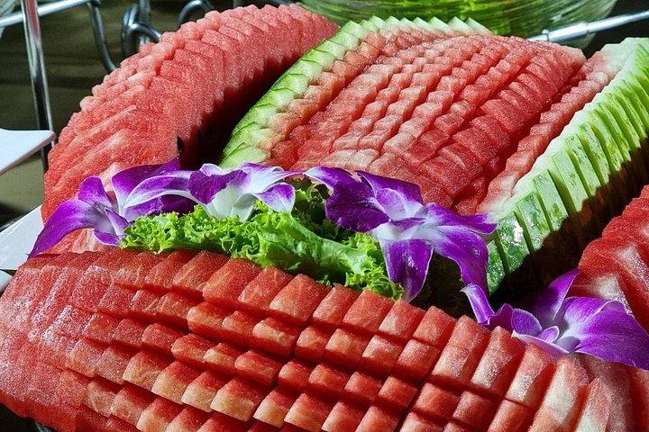 バンコクのチャオプラヤー川沿いのトワイライト ディナー クルーズ