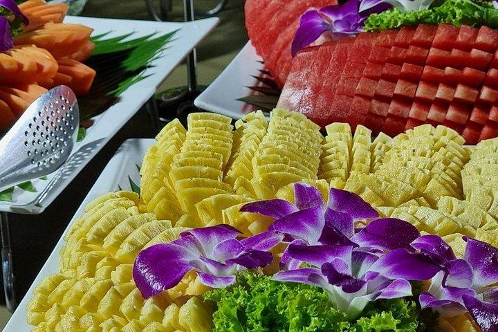 バンコクのチャオプラヤー川沿いのトワイライト ディナー クルーズ