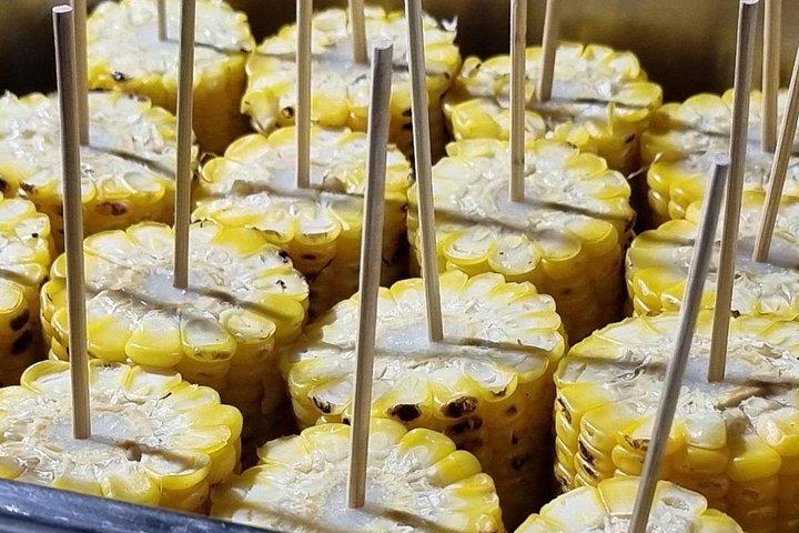 バンコクのチャオプラヤー川沿いのトワイライト ディナー クルーズ