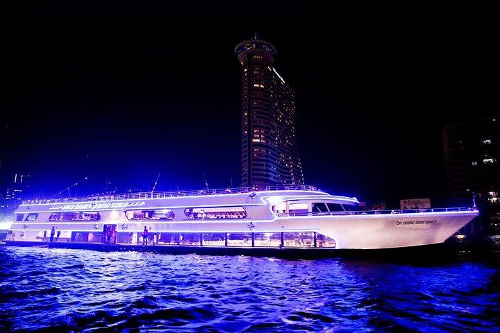 Cruzeiro com jantar crepuscular ao longo do rio Chao Phraya em Bangkok