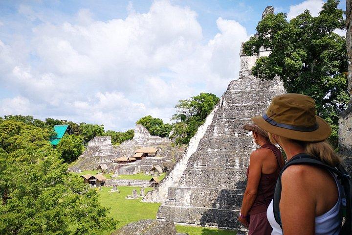 Journée complète à Tikal avec exploration dédiée des monuments archéologiques.