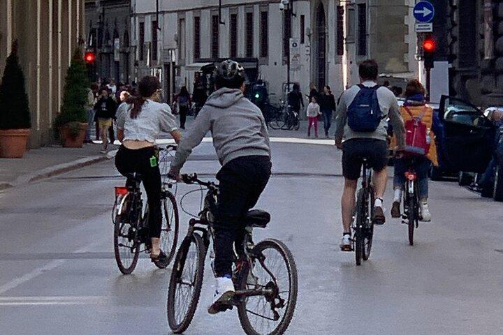 自転車で巡るフィレンツェ：街の見どころを巡るガイド付きツアー