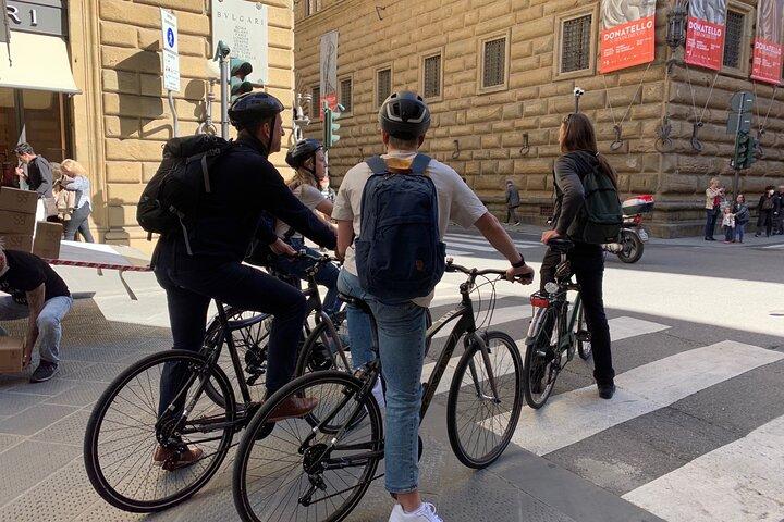 自転車で巡るフィレンツェ：街の見どころを巡るガイド付きツアー