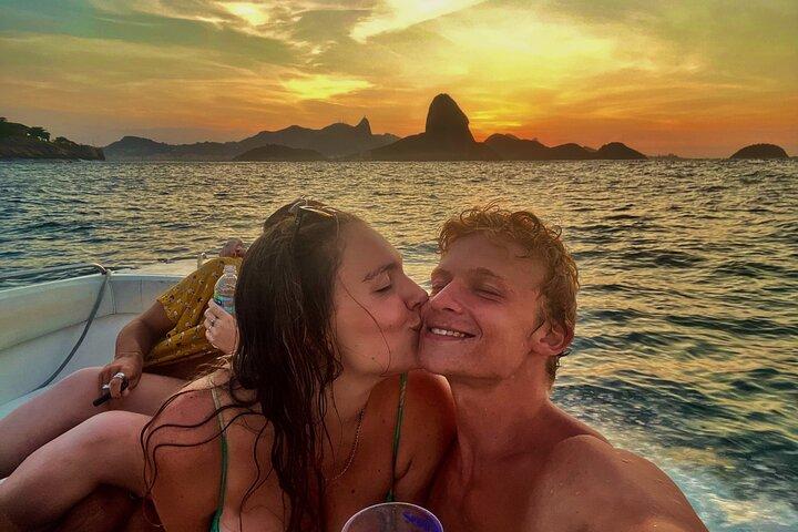 Rio de Janeiro: Motorbåtstur med solnedgång och öl!