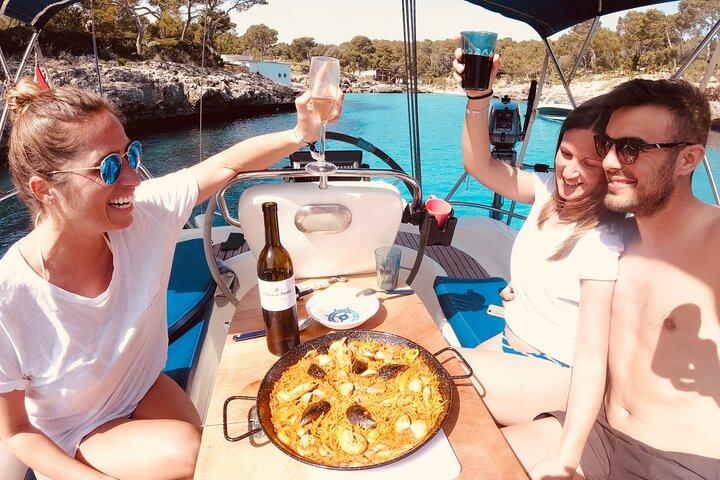 Excursão privada de barco em Palma com paella e tapas