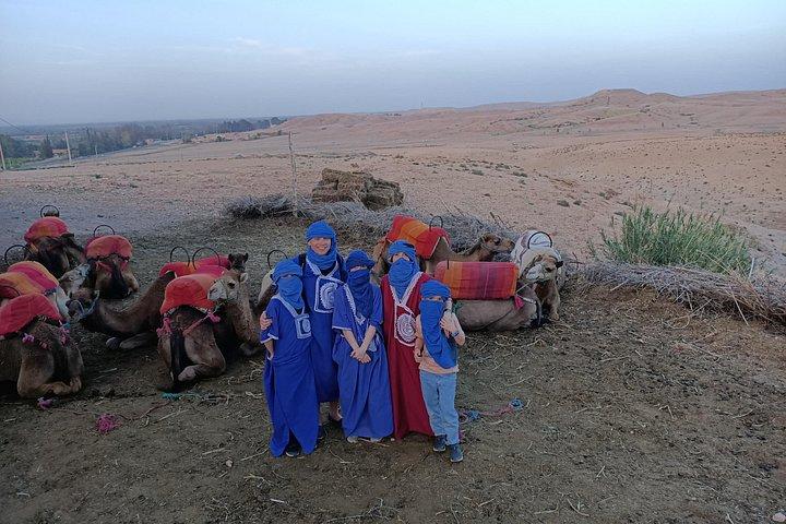 Giro del cammello al tramonto nel deserto di Agafay a Marrakech