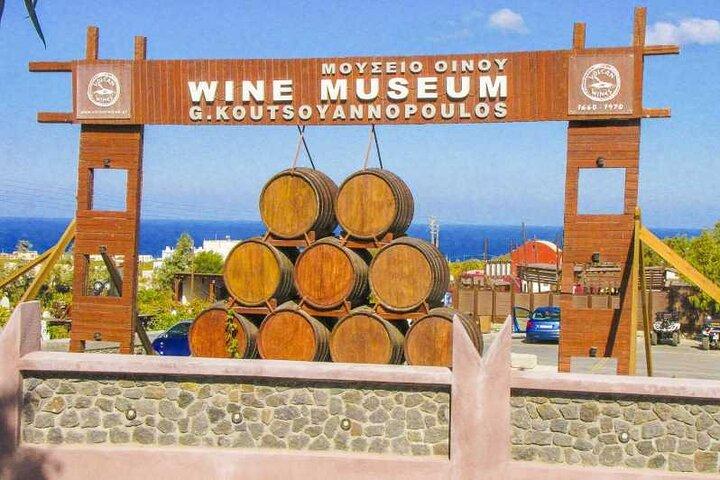 Besuch eines Weinmuseums und Weinprobe in Santorini