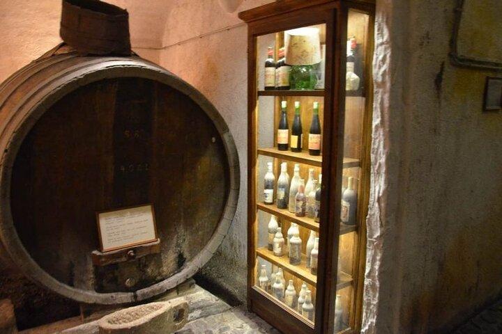 Besuch eines Weinmuseums und Weinprobe in Santorini