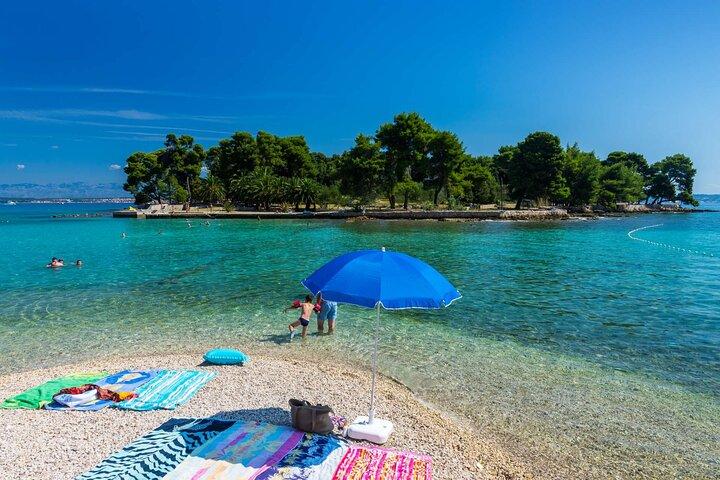 半日旅行中に伝統的な木製ボートでザダルの2つの島を訪問