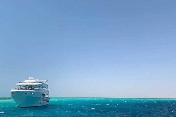 ルクソールからサファガのユートピア島への素晴らしいシュノーケリング旅行