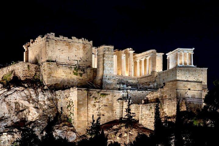 Tour notturno della città di Atene con guida in spagnolo