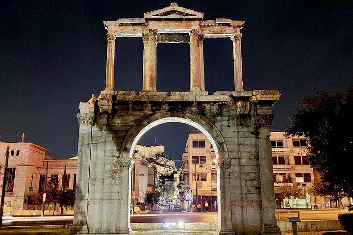 Tour notturno della città di Atene con guida in spagnolo