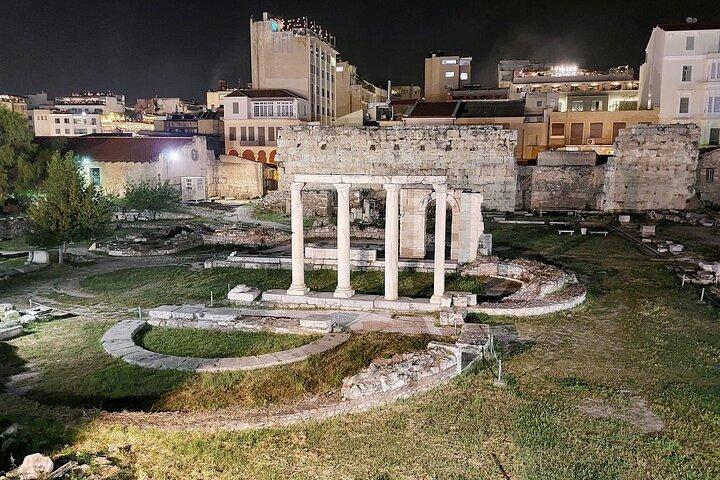 Tour notturno della città di Atene con guida in spagnolo
