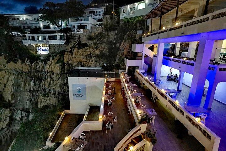 Verschiedene Versionen des Sonnenuntergangs in „La Quebrada“ High Cliff Divers