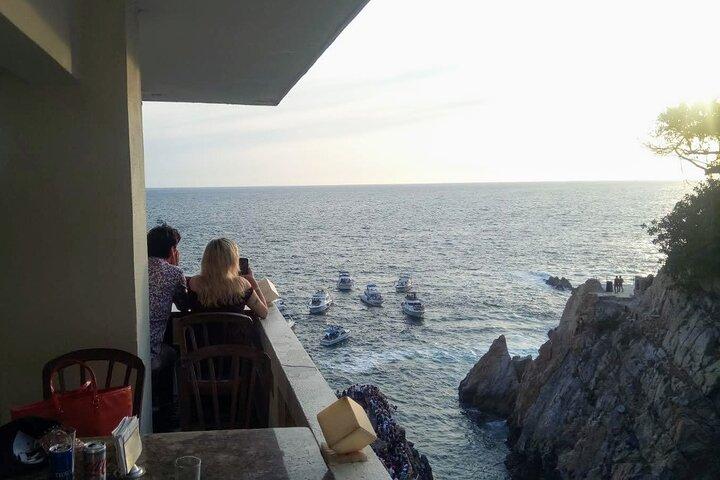 Verschiedene Versionen des Sonnenuntergangs in „La Quebrada“ High Cliff Divers