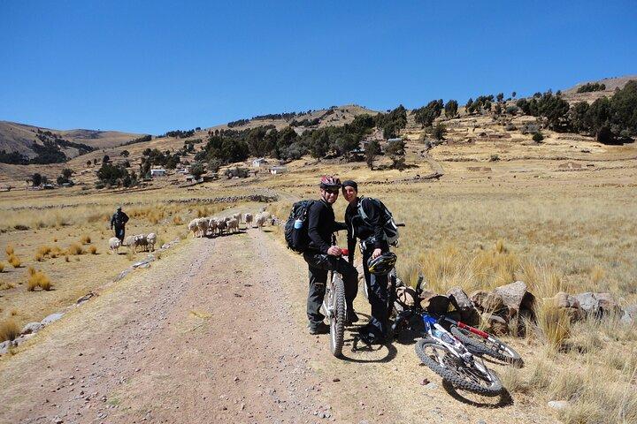 Tombe Sillustani in mountain bike