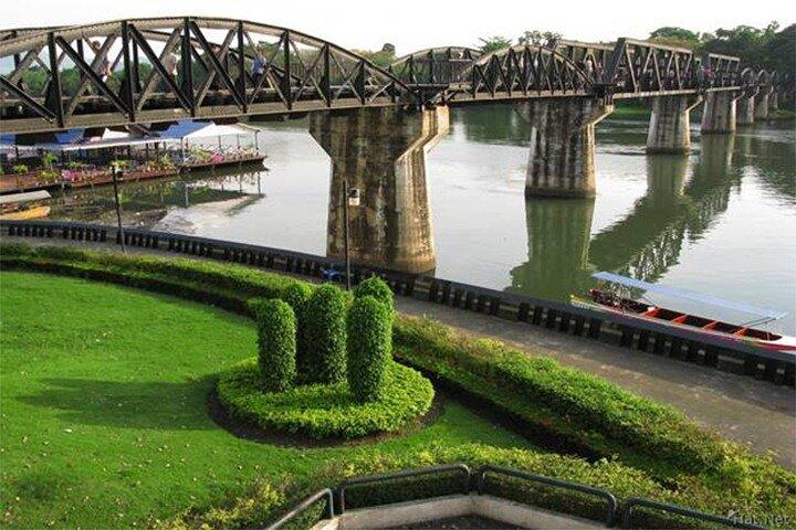 Bangkok junte-se ao passeio de trem com assento Kanchanaburi-VIP, barco de cauda longa