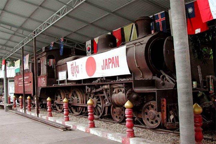 バンコク発カンチャナブリ行きVIP席列車乗車、ロングテールボート