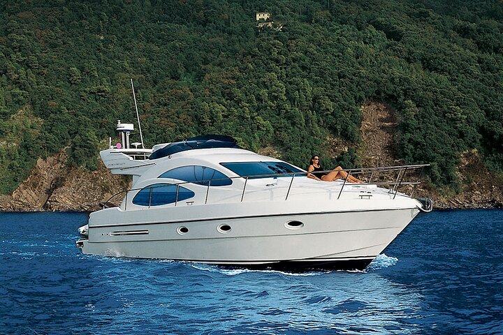 Caldeira de Santorini: experiência privada de iate Flybridge