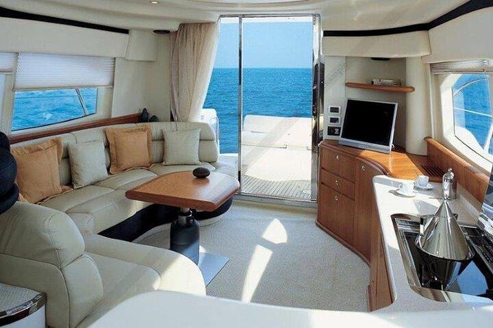 Caldeira de Santorini: experiência privada de iate Flybridge