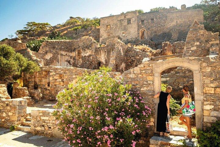 Tour guiado en barco de día completo con almuerzo en la isla Spinalonga