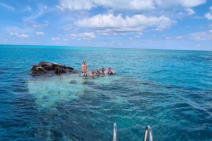 Bermuda Private Boat Charter: Snorkel, Cliff Jumping & Sightseeing