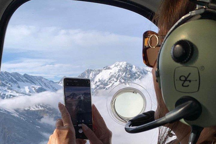 Pilot’s Choice: 2 Glaciers & Snow Landing – 35min