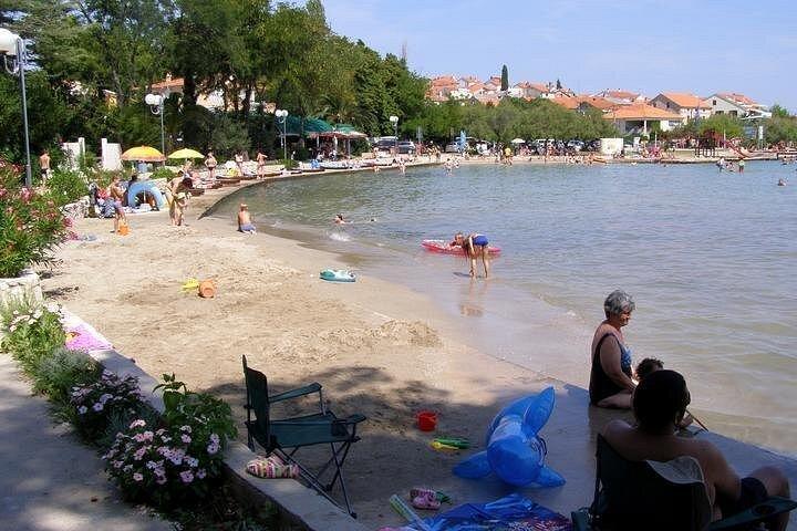 半日旅行中に伝統的な木製ボートでザダルの2つの島を訪問