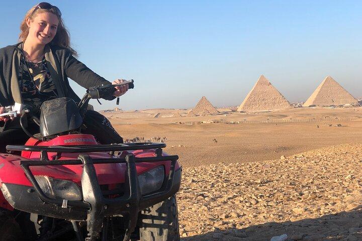 Excursion en quad dans les pyramides du désert de Gizeh avec transferts et boissons
