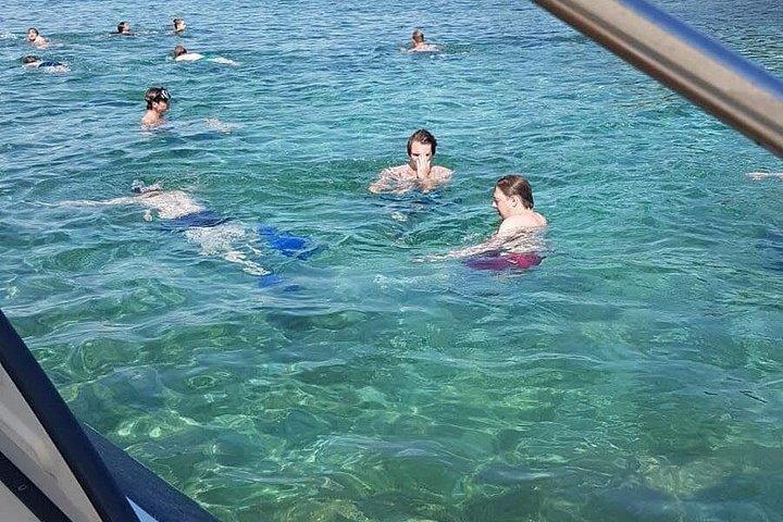 プライベートボートで金角湾、フヴァール島、パクレニ島を巡る1日ツアー