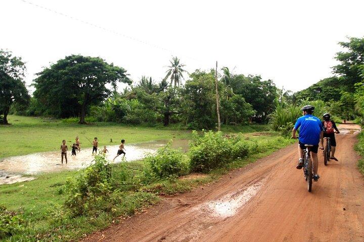 Passeio de bicicleta em Angkor