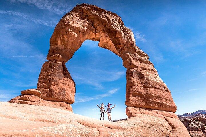 Heldagsbågar över land 4x4 med delikat Arch Hike