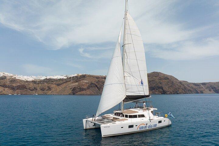 Santorini Luxury Sailing Catamaran Cruise com churrasqueira, bebidas e transfer