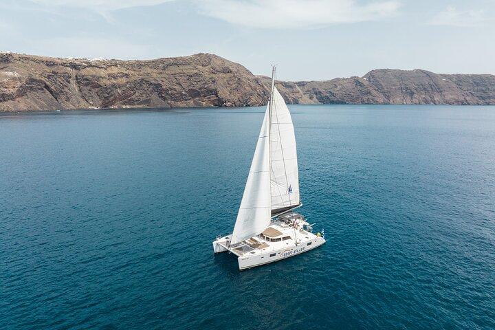 Santorini Luxury Sailing Catamaran Cruise com churrasqueira, bebidas e transfer