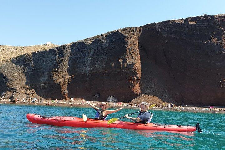 Santorini Sea Kayak – Vulkanfelsen, versteckte Meereshöhlen & Picknick