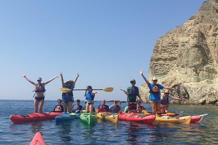 Santorini Sea Kayak – Vulkanfelsen, versteckte Meereshöhlen & Picknick