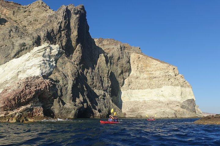 サントリーニ島 カヤック 火山崖の隠された海洞窟とピクニック