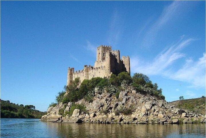 Tour privato di un'intera giornata al castello di Ourém, Tomar e Almourol da Lisbona