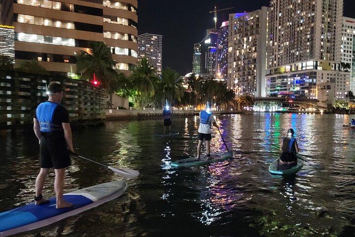 マイアミ シティ ライツ ナイト SUP またはカヤック