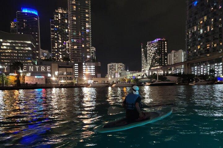 マイアミ シティ ライツ ナイト SUP またはカヤック