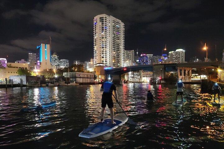 マイアミ シティ ライツ ナイト SUP またはカヤック