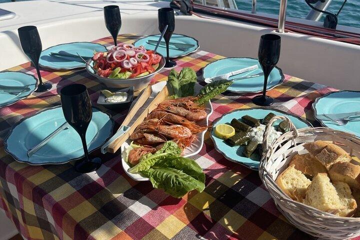 食事、飲み物、交通機関を含む高級Catamaran Semiプライベートクルーズ。