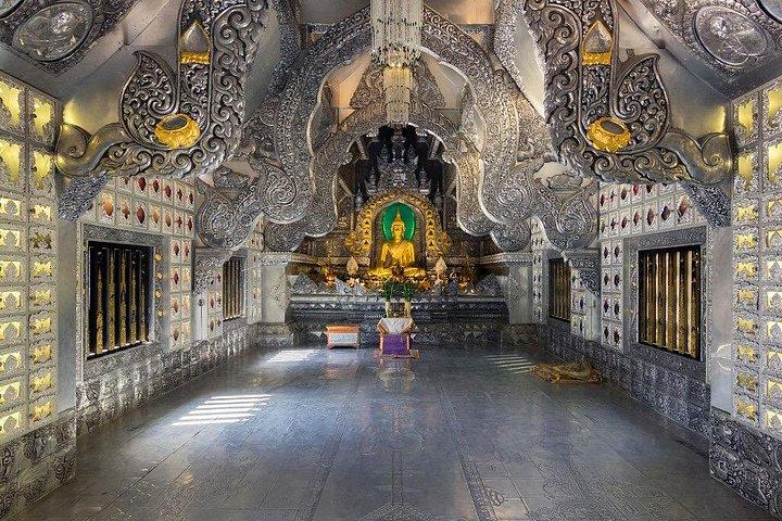 フルーツと花の寄付で有名な寺院に向かう日の出の祝福の散歩