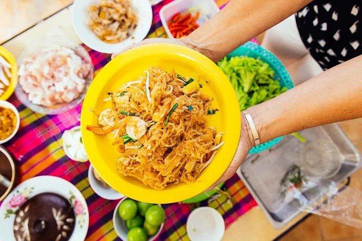 小グループで食べて、飲んで、探検 - ビゼリーまたは地元のフード ツアー